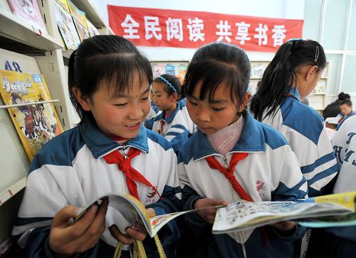 4月23日,銀川市金鳳區(qū)回民四小的學(xué)生在銀川圖書(shū)館看書(shū)。當(dāng)日是第14個(gè)“世界讀書(shū)日”,寧夏銀川市圖書(shū)館開(kāi)展“全民閱讀,共享書(shū)香”活動(dòng),通過(guò)組織小學(xué)生參觀圖書(shū)館、集體閱覽、進(jìn)行圖書(shū)展銷等形式,倡導(dǎo)市民多讀書(shū),讀好書(shū)。新華社記者 王鵬 攝