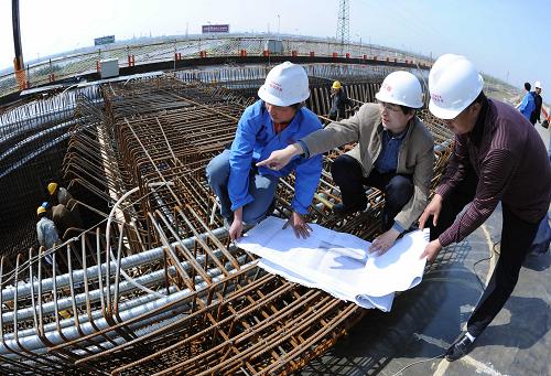 4月22日,鐵三院京滬高速鐵路項(xiàng)目副總工程師孫宗磊(中)在施工現(xiàn)場指導(dǎo)施工。京滬高鐵正線全長1318公里,其中天津段全長110.5公里,80%的線路采用橋梁形式通過。目前,天津段工程進(jìn)展順利,橋梁墩臺及預(yù)制梁工程年內(nèi)將完成,位于西青區(qū)附近的天津南站基礎(chǔ)工程全面鋪開,靜海縣沿線部分區(qū)段橋梁主體工程已順利完工。 新華社記者 劉海峰 攝