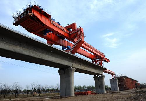 4月22日,京滬高速鐵靜??h沿線橋梁機(jī)正在進(jìn)行預(yù)制箱梁架設(shè)施工。新華社記者 劉海峰 攝