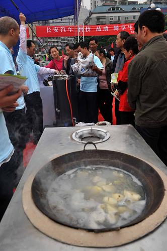 4月26日,與會(huì)者在創(chuàng)建知識(shí)產(chǎn)權(quán)保護(hù)模范城市誓師大會(huì)活動(dòng)現(xiàn)場(chǎng)參觀一種獲得多項(xiàng)國(guó)家實(shí)用新型專利的家用秸稈氣化爐。新華社記者 楊磊 攝