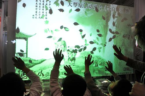 4月26日,幾個(gè)孩子在中博會(huì)的動(dòng)漫展上用手體驗(yàn)動(dòng)漫作品。新華社記者 宋振平 攝