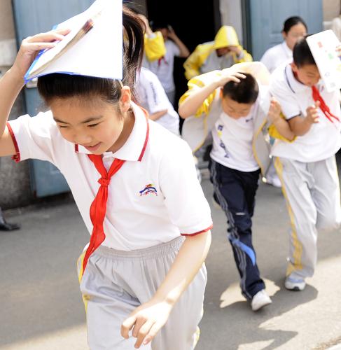 5月11日,長(zhǎng)春市平泉路小學(xué)的師生在進(jìn)行演練。當(dāng)日,由長(zhǎng)春市婦聯(lián)、長(zhǎng)春市地震局、長(zhǎng)春市教育局和長(zhǎng)春市消防支隊(duì)聯(lián)合舉行的“校園防震救災(zāi)疏散演練大比拼”活動(dòng)在長(zhǎng)春市內(nèi)15所學(xué)校舉行。本次活動(dòng)的目的是提高師生的防震減災(zāi)意識(shí),加強(qiáng)師生自救自護(hù)的能力。 新華社記者 邵守志 攝