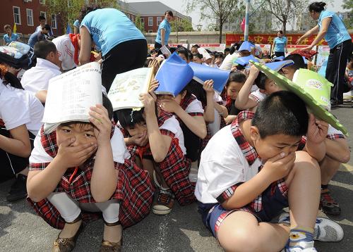 5月11日,長(zhǎng)春市平泉路小學(xué)的師生在演練中緊急疏散到學(xué)校操場(chǎng)上。新華社記者 邵守志 攝