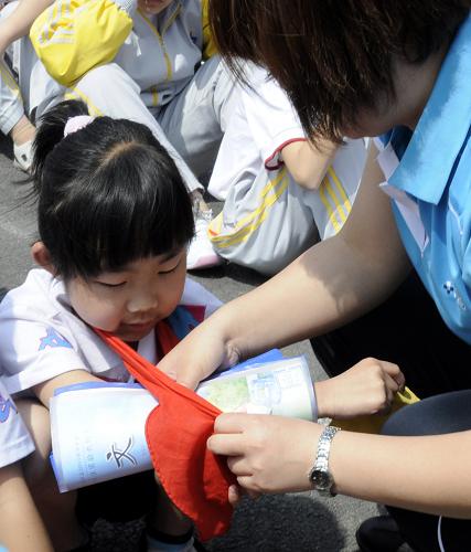 5月11日,長(zhǎng)春市平泉路小學(xué)的一位老師正在為模擬受傷的學(xué)生進(jìn)行簡(jiǎn)易包扎。新華社記者 邵守志 攝
