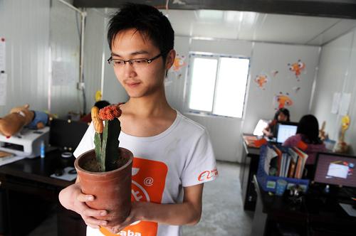 仙人掌是唐莎從倒塌的家里帶來的唯一紀念,他喜歡仙人掌頑強的生命力(5月11日攝)。 在四川青川縣喬莊鎮(zhèn)板房區(qū)中,居民們正在熟悉“阿里之家”這個新鮮事物。