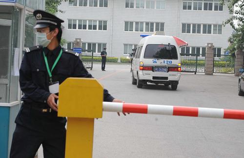 5月11日,載有隔離者的救護(hù)車進(jìn)入北京國(guó)門大飯店。當(dāng)日,北京開始隔離與我國(guó)內(nèi)地首例甲型H1N1流感確診病例同機(jī)的乘客,隔離地是北京國(guó)門大飯店。衛(wèi)生部新聞發(fā)言人當(dāng)日通報(bào),此前四川省的一例甲型H1N1流感疑似病例被確診,這是我國(guó)內(nèi)地首例確診甲型H1N1流感病例。 新華社記者 李文 攝