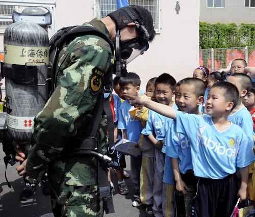 5月11日,平泉路小學(xué)的學(xué)生們充滿好奇地參觀消防隊(duì)員身上的防震減災(zāi)專用設(shè)備。當(dāng)日,長(zhǎng)春市消防支隊(duì)來到長(zhǎng)春平泉路小學(xué),為師生宣傳防震減災(zāi)知識(shí),提高師生的自救自護(hù)能力。新華社記者 邵守志 攝