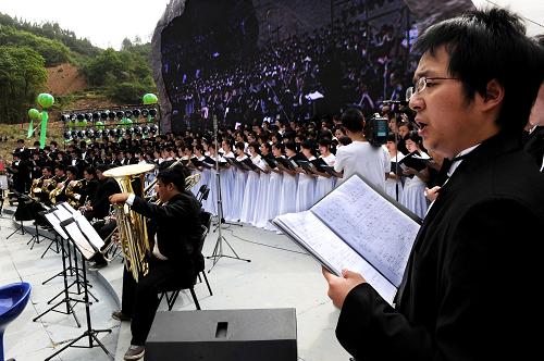 5月11日,來自西南大學(xué)合唱團(tuán)的同學(xué)們正在演唱《在希望的廢墟中誕生》。當(dāng)日,“感恩奮進(jìn) 走進(jìn)青川”音樂會在東河口地震遺址公園舉行,來自重慶音樂家協(xié)會、西南大學(xué)交響樂團(tuán)的文藝工作者用這場音樂會緬懷同胞、謳歌抗震救災(zāi)精神。 新華社記者 李紫恒 攝