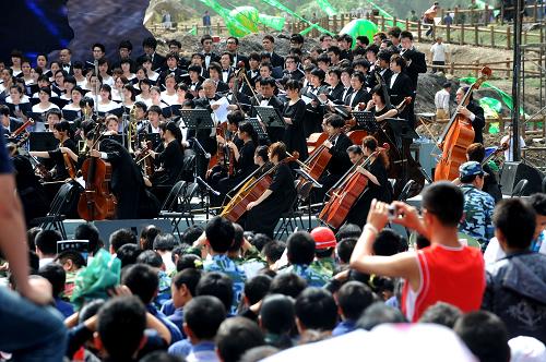 5月11日,西南大學(xué)交響樂團(tuán)在為災(zāi)區(qū)聽眾演奏。新華社記者 李紫恒 攝