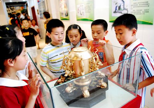 5月11日,參加科普宣傳活動的學(xué)生們在南昌市東湖區(qū)青少年宮參觀地動儀模型。 當(dāng)日,南昌市東湖區(qū)舉辦系列科普宣傳活動,迎接5月12日我國首個“防災(zāi)減災(zāi)日”到來。新華社發(fā)(姚海南 攝)