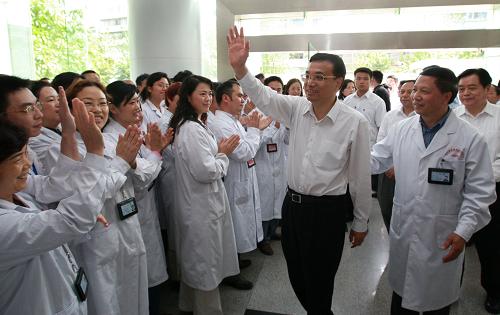 這是李克強看望四川省疾病預(yù)防控制中心的醫(yī)務(wù)人員。 新華社記者 龐興雷 攝