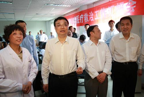 這是李克強在成都市傳染病醫(yī)院通過視頻看望在負壓病房接受治療的患者。新華社記者 龐興雷 攝