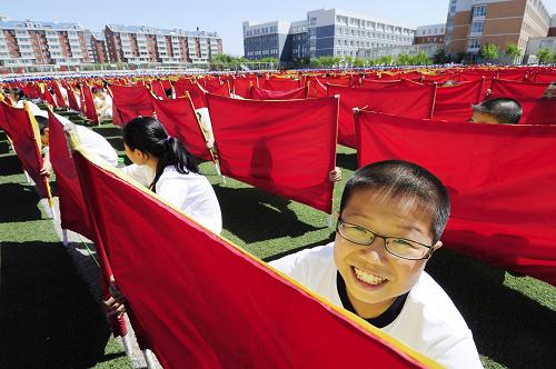 5月31日,長春市第87中學(xué)的學(xué)生在啟動儀式上表演精彩的團(tuán)體操,以表達(dá)他們對國旗的敬意和對祖國的熱愛。 新華社記者 邵守志 攝
