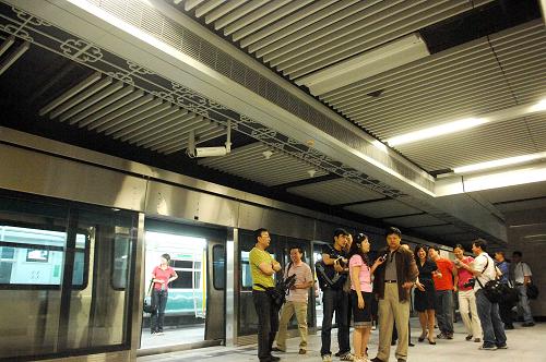 5月31日,軌道交通建設(shè)部門工作人員和媒體記者在北京地鐵4號(hào)線平安里站參觀站內(nèi)設(shè)施。當(dāng)日,北京地鐵4號(hào)線開始車輛全線貫通測(cè)試,為9月底實(shí)現(xiàn)開通運(yùn)營(yíng)即達(dá)到最小間隔3分鐘做好準(zhǔn)備。地鐵4號(hào)線南起公益西橋站,北至安河橋北站,全長(zhǎng)約28公里,是繼地鐵5號(hào)線后又一條貫穿京城南北的交通大動(dòng)脈。 新華社發(fā)