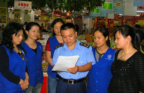 5月31日,江西省靖安縣工商行政管理局工作人員在當?shù)匾患页邢蜾N售人員宣講《食品安全法》?!吨腥A人民共和國食品安全法》2009年6月1日開始實施,江西省靖安縣工商行政管理局、食品藥品監(jiān)督局、司法局等部門聯(lián)合開展《食品安全法》宣傳活動,深入經(jīng)營場所向商戶和消費者散發(fā)材料,宣講新的法律條款并進行食品安全檢查。 新華社發(fā)(徐仲庭 攝)