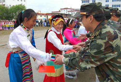 6月1日,武警某部隊(duì)官兵為香格里拉縣民族小學(xué)優(yōu)秀學(xué)生頒發(fā)助學(xué)獎(jiǎng)金。當(dāng)日適逢“六一”國(guó)際兒童節(jié),云南武警某部隊(duì)官兵來到迪慶藏族自治州香格里拉縣民族小學(xué),開展“捐資助學(xué)暨‘1+1’結(jié)對(duì)幫扶活動(dòng)”,給學(xué)校送來課桌、鋼琴等教學(xué)工具,并為孩子們體檢,與師生一起歡度節(jié)日。 新華社發(fā)(施思思 攝)