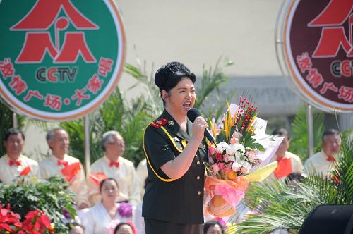 6月2日,歌唱家耿蓮鳳在演唱。當(dāng)日,中央電視臺(tái)《激情廣場(chǎng)》欄目首期“愛(ài)國(guó)歌曲大家唱”專題節(jié)目在河北邯鄲趙苑公園進(jìn)行現(xiàn)場(chǎng)錄制,楊洪基、耿蓮鳳、殷秀梅等歌唱家與現(xiàn)場(chǎng)3000多名群眾一起演唱了一首首歌唱祖國(guó)、歌唱美好生活的歌曲。“愛(ài)國(guó)歌曲大家唱”是慶祝新中國(guó)成立60周年群眾性愛(ài)國(guó)主義教育活動(dòng)的重要內(nèi)容,由中宣部、中央文明辦等10部委主辦的群眾性歌詠活動(dòng)。從6月到9月,中央電視臺(tái)《激情廣場(chǎng)》欄目將集中制作15期“愛(ài)國(guó)歌曲大家唱”群眾歌詠活動(dòng)專題節(jié)目,主辦單位將組織詞曲作家、演員到基層同群眾一起唱響愛(ài)國(guó)歌曲。 新華社記者 鞏志宏 攝