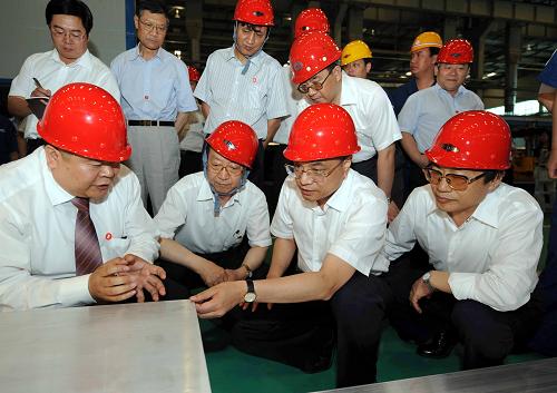 這是李克強(qiáng)在唐山軌道客車公司考察。新華社記者 饒愛民 攝