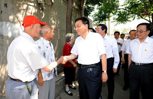 這是李克強(qiáng)在唐山路南區(qū)南新道震后危舊平房小區(qū)考察時(shí)與附近居民親切交談。新華社記者 饒愛民 攝