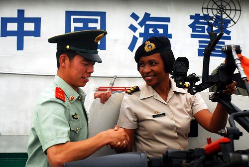 6月3日,來自牙買加的海上執(zhí)法官員朱迪·尼爾與中國(guó)海警交流。當(dāng)日,來自肯尼亞、格林納達(dá)、牙買加等18個(gè)國(guó)家的35名海上執(zhí)法部門官員在中國(guó)寧波與浙江邊防總隊(duì)海警二支隊(duì)的執(zhí)法人員進(jìn)行交流。外國(guó)朋友了解了中國(guó)海警的執(zhí)法情況,考察了浙江海警海上110接處警指揮系統(tǒng),并到海警船艇上參觀,與浙江海警執(zhí)法人員就海上執(zhí)法問題進(jìn)行探討。新華社發(fā)(陳勇 攝)
