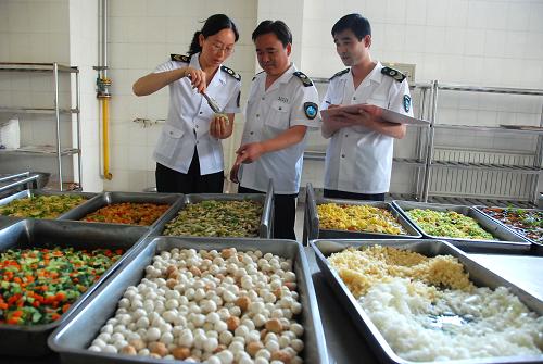 6月4日,山東濰坊高新區(qū)衛(wèi)生局的工作人員在濰坊第一中學(xué)考點(diǎn)的食堂內(nèi)對(duì)熟食進(jìn)行采樣檢測(cè)。 高考在即,山東省濰坊市衛(wèi)生系統(tǒng)的工作人員對(duì)濰坊城區(qū)三個(gè)高考考點(diǎn)的食堂進(jìn)行檢查,為高考“保駕護(hù)航”。 新華社發(fā)(孫樹寶 攝)