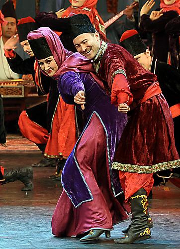 新疆木卡姆藝術(shù)團(tuán)的演員在表演《刀郎木卡姆》(5月26日攝)。沉甸甸的60年,收獲的是新疆文化事業(yè)前所未有的豐碩成果。新疆民族文化事業(yè)發(fā)生了翻天覆地的變化——瀕臨滅絕的民族文化遺產(chǎn)因得到搶救性挖掘煥發(fā)了新的生機(jī);各級各類文化機(jī)構(gòu)、隊(duì)伍、設(shè)施建設(shè)形成規(guī)模;反映時代變化的具有濃郁民族、地域特色的一批優(yōu)秀劇目涌現(xiàn)舞臺;各族人民群眾參與文化藝術(shù)活動空前活躍。新疆以“歌舞之鄉(xiāng)”著稱,其民族文化藝術(shù)正卓有成效地走向全國、走向世界。 新華社記者 趙戈 攝