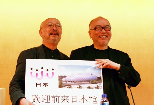 6月5日,“日本舞臺劇第一人”、日本導(dǎo)演佐藤信(左)和香港導(dǎo)演榮念曾在發(fā)布會上亮相。 新華社記者 任瓏 攝