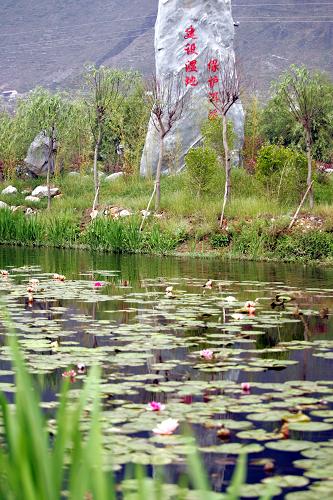 大理羅時(shí)江生態(tài)濕地公園一景(6月5日攝)。2008年8月,大理市開(kāi)始在洱海北部生態(tài)經(jīng)濟(jì)示范鎮(zhèn)建設(shè)羅時(shí)江濕地生態(tài)公園,利用河口濕地生態(tài)系統(tǒng)削減河水入湖時(shí)的污染負(fù)荷,從源頭上減輕洱海富營(yíng)養(yǎng)化程度,以保護(hù)洱海水質(zhì)。羅時(shí)江濕地生態(tài)公園規(guī)劃建設(shè)面積1300畝,劃分為生態(tài)保育區(qū)、生態(tài)觀(guān)光帶、休閑娛樂(lè)區(qū)、生態(tài)科教區(qū)、喬灌木隔離帶五大功能區(qū),總體工程預(yù)計(jì)2009年底完工。 新華社發(fā)(施思思 攝)