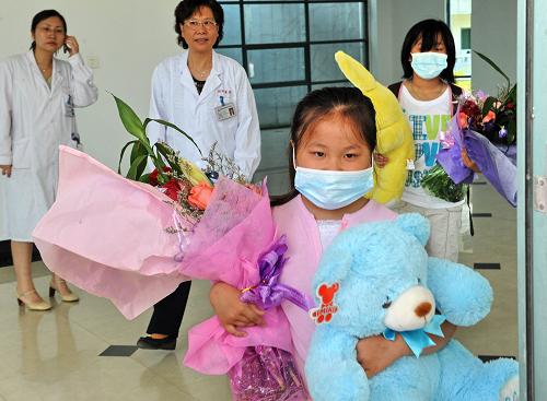 6月5日,康復(fù)出院的一對小姐妹從福州肺科醫(yī)院病房走出。當(dāng)日,福建又有7例甲型H1N1流感患者經(jīng)福建專家組會(huì)診,符合衛(wèi)生部甲型H1N1流感確診病例出院標(biāo)準(zhǔn),準(zhǔn)予出院。至此,福建目前確診的14例甲型H1N1流感病例中,已經(jīng)有10例康復(fù)出院,其他4例在福州肺科醫(yī)院治療,生命體征平穩(wěn),有望近日康復(fù)出院。 新華社記者 張國俊 攝