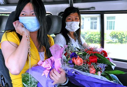 6月5日,從福州肺科醫(yī)院出院的甲型H1N1流感患者在回家的車上向親友報平安。 新華社記者 張國俊 攝