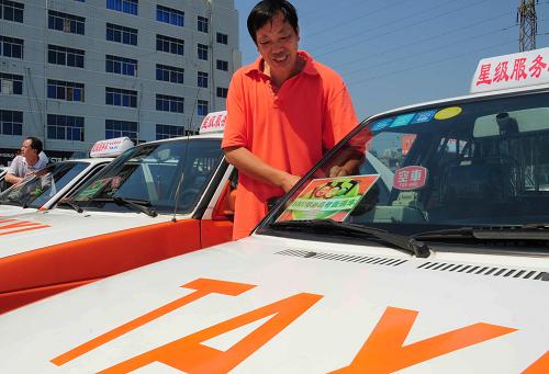 6月5日,福州一位出租車(chē)車(chē)主將“高考直通車(chē)”標(biāo)志牌放入車(chē)內(nèi)。當(dāng)日,福建“高考直通車(chē)”啟動(dòng)授牌儀式在福州舉行,自愿報(bào)名加入的407輛出租車(chē)、私家車(chē)車(chē)主將在高考期間免費(fèi)為福州、泉州兩地的考生提供接送服務(wù),福建交警部門(mén)將為“高考直通車(chē)”暢通行駛提供保障。 新華社記者 姜克紅 攝