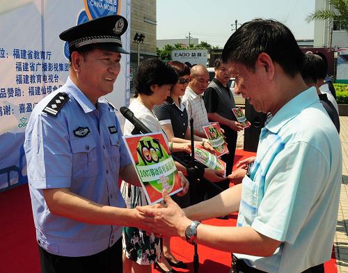 6月5日,福州 “高考直通車(chē)”車(chē)主(右)領(lǐng)取標(biāo)志牌。 新華社記 者 姜克紅 攝