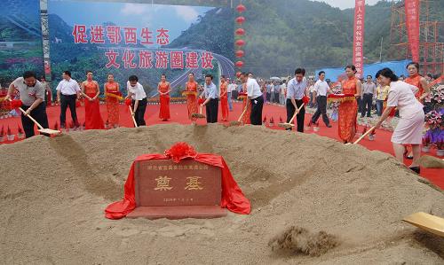 7月9日,在宜昌市夷陵區(qū)霧渡河鎮(zhèn)舉行的開工儀式上,嘉賓為宜巴高速公路開工揮鍬奠基。當日,貫穿我國東、中、西部地區(qū)的滬蓉高速公路最后一段宜(昌)巴(東)高速正式開工建設。宜巴高速公路東起宜昌市夷陵區(qū),與荊宜高速公路相接,西至湖北省恩施土家族苗族自治州巴東縣,全長172.65公里,工程總概算166.768億元人民幣,建設總工期為4年。 新華社發(fā)(蔡鈞庭 攝)