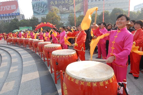 11月5日,群眾在宜昌群眾文化活動中演出。當日,第八屆中國藝術節(jié)宜昌分會場的群眾文化系列活動在湖北宜昌啟動。據(jù)悉,從11月5日起,近千名群眾演員將在宜昌的4個大型廣場演出60余場各類文藝節(jié)目。