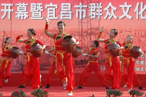11月5日,演員在宜昌群眾文化活動中演出。新華社發(fā)