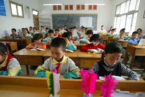 11月8日,農(nóng)民工子弟學(xué)校――重慶市江北區(qū)苗兒石小學(xué)的學(xué)生在上課。 重慶市從財政和管理上加大扶植農(nóng)民工子弟教育的力度,使黨的教育政策惠及更多農(nóng)民工的孩子。目前,重慶共有農(nóng)民工子弟學(xué)校300多所,在校學(xué)生22萬余人。 新華社記者 高學(xué)余 攝