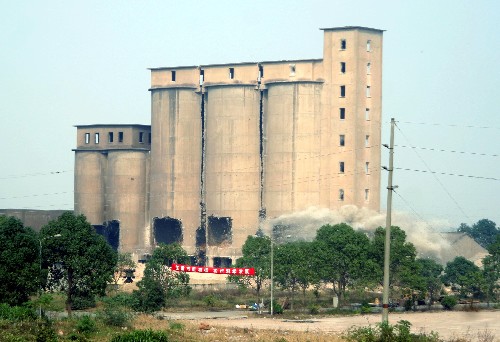 11月8日,江蘇溧陽市南渡鎮(zhèn)原強(qiáng)埠水泥廠內(nèi)的機(jī)立窯水泥生產(chǎn)線群被爆破拆除。 據(jù)介紹,這是溧陽市積極推行節(jié)能減排,實(shí)施礦業(yè)整治和化工整治的第一例爆破工程。 新華社發(fā) (胡平 攝)