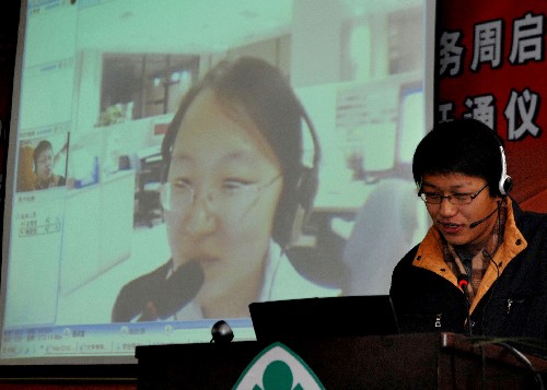 安徽開通高校畢業(yè)生就業(yè)網(wǎng)絡(luò)服務(wù)平臺 新華社照片,合肥(安徽),2007年12月17日 安徽開通高校畢業(yè)生就業(yè)網(wǎng)絡(luò)服務(wù)平臺 12月17日,一位大學(xué)生通過安徽高校畢業(yè)生就業(yè)網(wǎng)絡(luò)服務(wù)平臺進(jìn)行模擬求職面試。當(dāng)日,安徽高校畢業(yè)生就業(yè)網(wǎng)絡(luò)服務(wù)平臺正式開通。該網(wǎng)絡(luò)服務(wù)平臺利用搜索引擎和遠(yuǎn)程面試等方式,為高校畢業(yè)生和用人單位提供網(wǎng)上雙向選擇服務(wù)。 新華社發(fā)