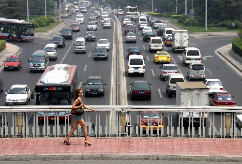 2007:汽車社會“大考”年 新華社照片,北京,2007年12月17日 2007:汽車社會“大考”年 2007年,10道嚴峻的考題接連擺在我國汽車社會面前。在近些年轎車大規(guī)模進入家庭效應(yīng)的拉動下,一個由私車為主體聚合而成的汽車社會雛形已顯現(xiàn)。伴隨著越來越多老百姓家庭轎車夢的實現(xiàn),能源、土地、環(huán)境、交通等一系列制約汽車發(fā)展的因素開始從宏觀層面凸顯出來,綜合考驗著我們的汽車社會。 這是2007年6月,一名行人在北京建國門立交橋上行走。5月26日,北京市機動車突破300萬輛。 新華社發(fā)