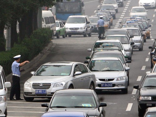 2007:汽車社會“大考”年 新華社照片,北京,2007年12月17日 2007:汽車社會“大考”年 2007年,10道嚴峻的考題接連擺在我國汽車社會面前。在近些年轎車大規(guī)模進入家庭效應(yīng)的拉動下,一個由私車為主體聚合而成的汽車社會雛形已顯現(xiàn)。伴隨著越來越多老百姓家庭轎車夢的實現(xiàn),能源、土地、環(huán)境、交通等一系列制約汽車發(fā)展的因素開始從宏觀層面凸顯出來,綜合考驗著我們的汽車社會。 這是2007年8月17日,北京實行單雙號限行措施的第一天,交警在路上攔截尾號為雙號的機動車。與10多年前的單雙號限行主要是為了降低交通流量不同,北京市8月17日至20日實行單雙號行駛臨時交通管制措施是為奧運會期間的空氣質(zhì)量保障積累經(jīng)驗。 新華社發(fā)