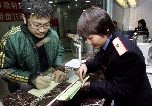 1月5日,一名企業(yè)代表在上海站辦理農(nóng)民工團(tuán)體火車(chē)票。