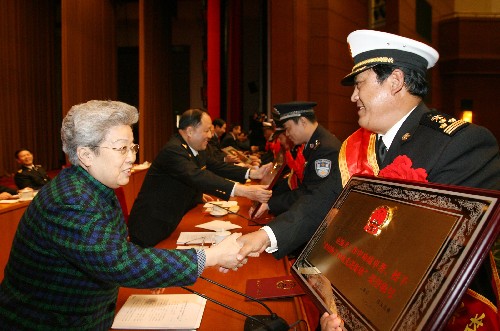 吳儀出席全國(guó)海關(guān)關(guān)長(zhǎng)會(huì)議暨海關(guān)系統(tǒng)“雙先”表彰大會(huì) 新華社照片,北京,2008年1月8日 吳儀出席全國(guó)海關(guān)關(guān)長(zhǎng)會(huì)議暨海關(guān)系統(tǒng)“雙先”表彰大會(huì) 1月8日,全國(guó)海關(guān)關(guān)長(zhǎng)會(huì)議暨海關(guān)系統(tǒng)“雙先”表彰大會(huì)在北京舉行,國(guó)務(wù)院副總理吳儀出席大會(huì)并講話。這是吳儀為獲獎(jiǎng)集體頒獎(jiǎng)。 新華社記者 黃敬文 攝