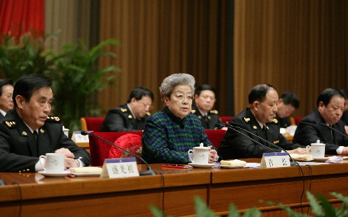 吳儀出席全國(guó)海關(guān)關(guān)長(zhǎng)會(huì)議暨海關(guān)系統(tǒng)“雙先”表彰大會(huì) 新華社照片,北京,2008年1月8日 吳儀出席全國(guó)海關(guān)關(guān)長(zhǎng)會(huì)議暨海關(guān)系統(tǒng)“雙先”表彰大會(huì) 1月8日,全國(guó)海關(guān)關(guān)長(zhǎng)會(huì)議暨海關(guān)系統(tǒng)“雙先”表彰大會(huì)在北京舉行,國(guó)務(wù)院副總理吳儀出席大會(huì)并講話。 新華社記者 黃敬文 攝