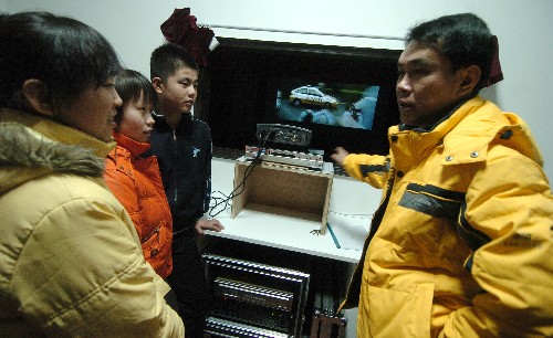 農(nóng)民工有了“數(shù)碼電影放映廳” 新華社照片,太原,2008年1月10日 農(nóng)民工有了“數(shù)碼電影放映廳” 1月10日,在太原市工人文化宮,電影放映員(右)在為幾位進(jìn)城務(wù)工青年介紹數(shù)碼電影放映機(jī)。 當(dāng)日,全國(guó)首家農(nóng)民工數(shù)碼電影放映廳在太原市揭牌。該影廳解決了“露天電影院”因天氣變化影響放映的問題。進(jìn)城務(wù)工人員、城市低收入者以及下崗職工、低保對(duì)象憑工會(huì)會(huì)員證或者贈(zèng)票就可以免費(fèi)入場(chǎng)看電影。 新華社記者 江宏景 攝