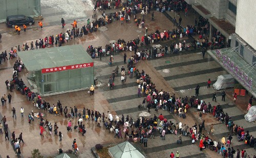 疏導(dǎo)旅客保平安 新華社照片,南昌,2008年1月26日 疏導(dǎo)旅客保平安 1月26日,旅客在南昌火車(chē)站民警的引導(dǎo)下有序進(jìn)站。近日,江西遭受50年一遇的低溫冰凍天氣,江西境內(nèi)部分公路通行困難,昌北機(jī)場(chǎng)不少航班延誤。大量滯留旅客改乘火車(chē),南昌鐵路局管內(nèi)客流急劇增長(zhǎng)。南昌鐵路局已經(jīng)啟動(dòng)掃雪打冰、防寒防凍、突發(fā)客流應(yīng)急預(yù)案,確保旅客安全出行。 新華社記者 陳春園攝