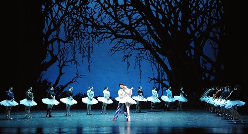 首屆國(guó)際芭蕾明星薈萃即將上演 新華社照片,北京,2008年1月26日 首屆國(guó)際芭蕾明星薈萃即將上演 1月26日,中國(guó)國(guó)家芭蕾舞團(tuán)演員在正式表演前彩排“天鵝湖”舞蹈。 當(dāng)日,“首屆國(guó)際芭蕾明星薈萃”芭蕾舞演出在北京國(guó)家大劇院開幕,來(lái)自英國(guó)皇家芭蕾舞團(tuán)、法國(guó)巴黎歌劇院芭蕾舞團(tuán)、德國(guó)漢堡芭蕾舞團(tuán)、德國(guó)斯圖加特芭蕾舞團(tuán)和莫斯科大劇院芭蕾舞團(tuán)、中國(guó)國(guó)家芭蕾舞團(tuán)等知名芭蕾舞團(tuán)的首席演員和主要演員,將獻(xiàn)上他們代表作中的經(jīng)典片段。本次演出時(shí)間為1月26日―1月27日。 新華社記者張鐸攝