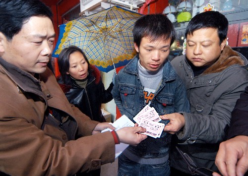 1月26日,警方抓獲化名“小兵”的販賣假票犯罪嫌疑人(右二),當(dāng)場從他身上搜出了十幾張假火車票。