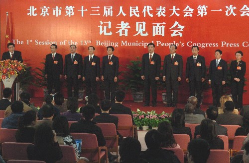 北京市新一屆政府領(lǐng)導(dǎo)與記者見(jiàn)面 新華社照片,北京,2008年1月26日 北京市新一屆政府領(lǐng)導(dǎo)與記者見(jiàn)面 1月26日,新一屆北京市市長(zhǎng)、副市長(zhǎng)與中外記者見(jiàn)面。 當(dāng)日,北京市第十三屆人民代表大會(huì)第一次會(huì)議選舉產(chǎn)生新一屆北京市人民政府市長(zhǎng)、副市長(zhǎng),會(huì)后的記者見(jiàn)面會(huì)上,新當(dāng)選的北京市市長(zhǎng)郭金龍同志介紹了新當(dāng)選的各位副市長(zhǎng),并發(fā)表講話。 新華社記者唐召明攝