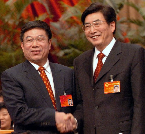北京市新一屆政府領(lǐng)導(dǎo)與記者見(jiàn)面 新華社照片,北京,2008年1月26日 北京市新一屆政府領(lǐng)導(dǎo)與記者見(jiàn)面 1月26日,新當(dāng)選北京市十三屆人大常委會(huì)主任的杜德印(左)與新當(dāng)選的北京市市長(zhǎng)郭金龍(右)相互握手。 當(dāng)日,北京市第十三屆人民代表大會(huì)第一次會(huì)議選舉產(chǎn)生新一屆北京市人民政府市長(zhǎng)、副市長(zhǎng),會(huì)后的記者見(jiàn)面會(huì)上,新當(dāng)選的北京市市長(zhǎng)郭金龍同志介紹了新當(dāng)選的各位副市長(zhǎng),并發(fā)表講話。 新華社記者唐召明攝