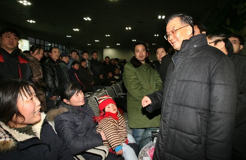 1月25日下午,中共中央政治局常委、國務(wù)院總理溫家寶來到京石高速公路河北涿州服務(wù)區(qū)和北京西站實(shí)地考察,并就做好春運(yùn)工作,保障安全暢通作出部署。這是溫家寶總理在北京西站候車室與旅客交談。 新華社記者姚大偉攝